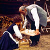 Heidi aide son grand-père à fabriquer des fromages