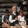 Peter, le grand-pre et Heidi se reposent devant le chalet