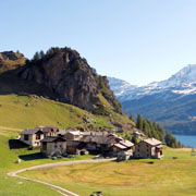 Photo automnale du village de Grevasalvas avec vue plongeante sur le lac de Sils